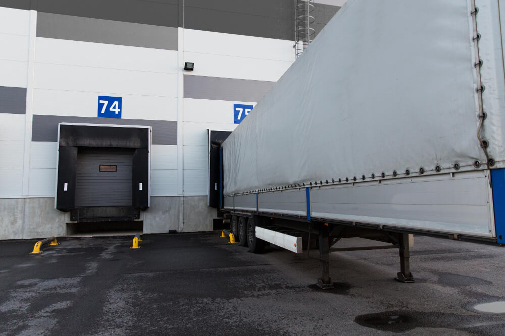 Trailer an der Laderampe